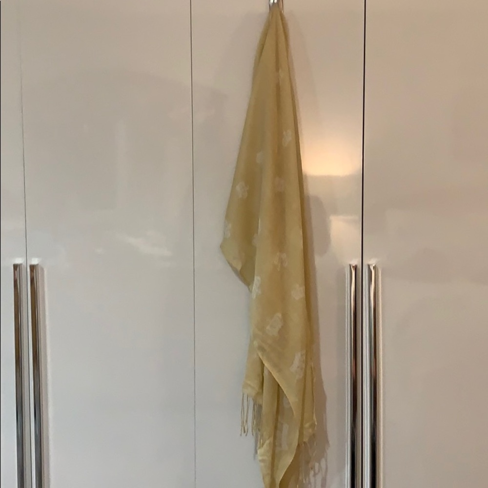 Queen scarf